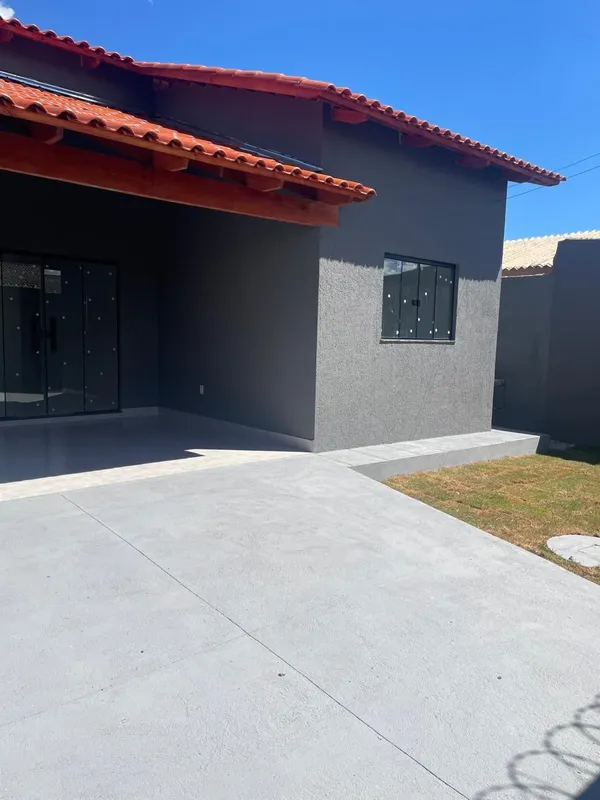 Casa sozinha no lote2/4Suíte garagemBanheiro social 90 mts área construída 200m²...