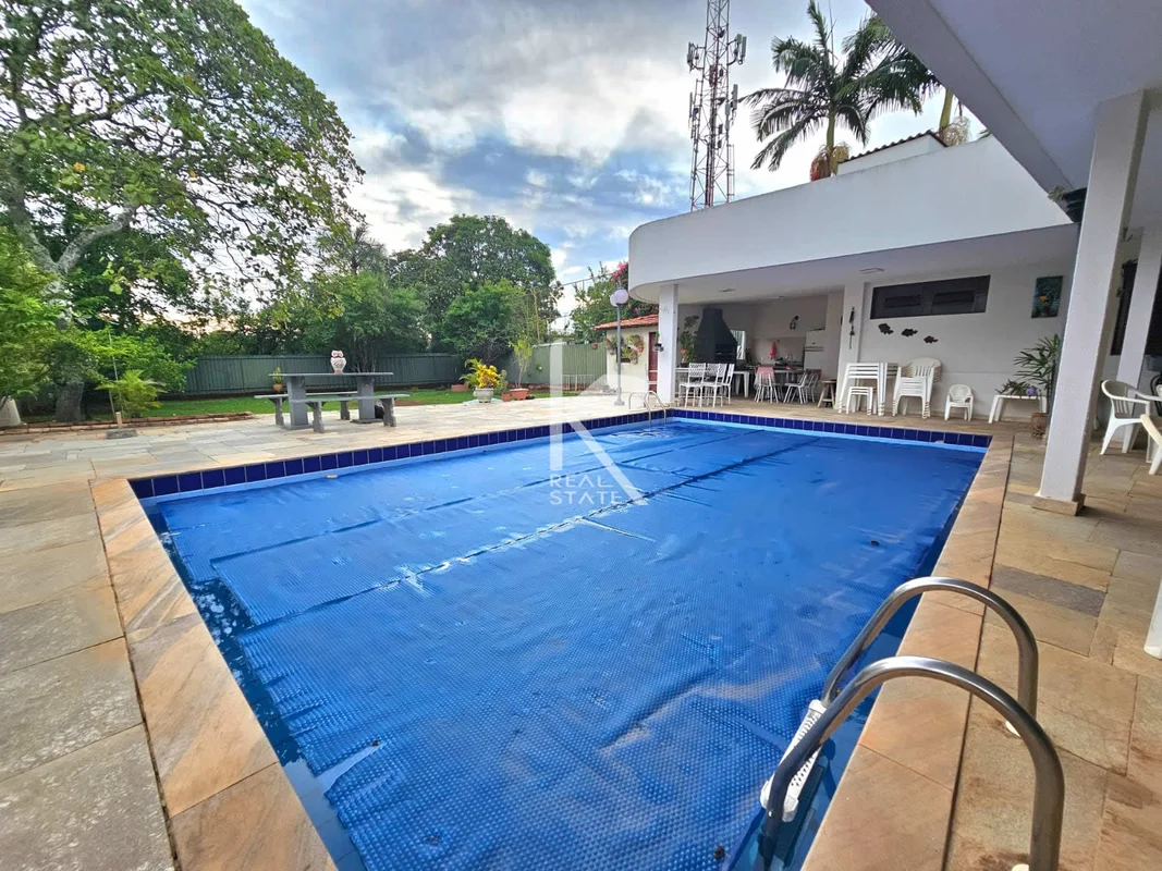Descubra uma residência única na SHIN QI 3, Lago Norte, com 472 m² de área útil,...