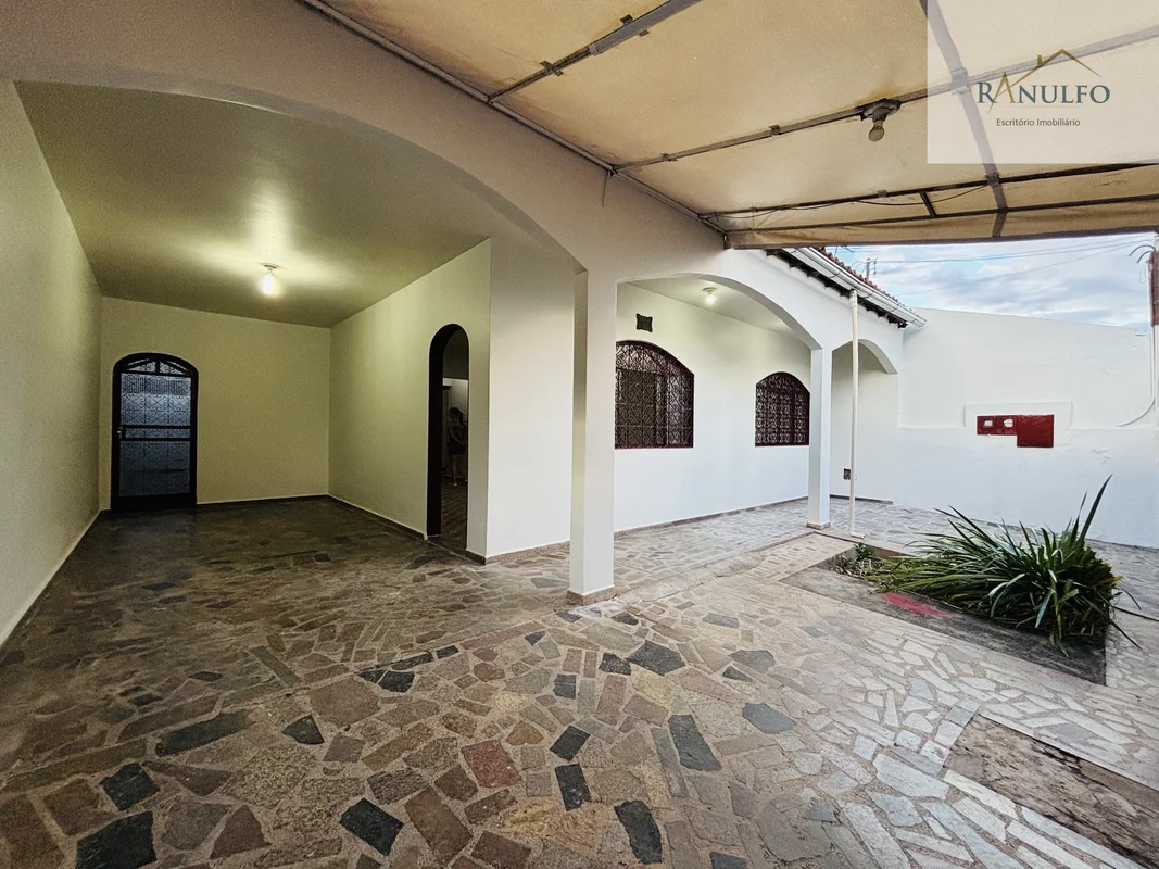 OPORTUNIDADE;Única casa de esquina com 3 frentes à venda na QNL. Terreno com apr...
