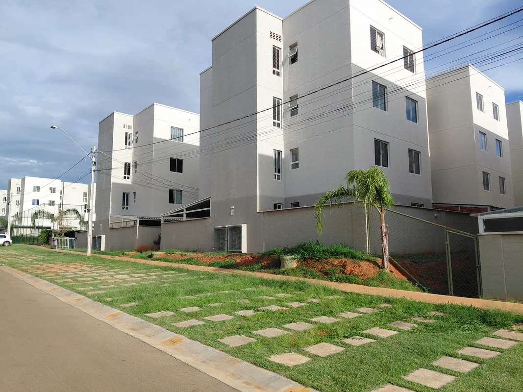 Apartamento com dois quartos com 46m2, terceiro andar (equivalente ao segundo an...