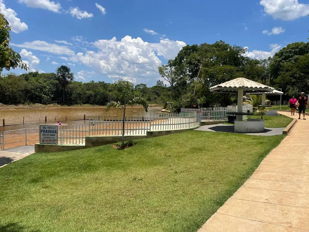 O lote no Condomínio Portal do Lago possui lago com mais de um quilômetro de ext...