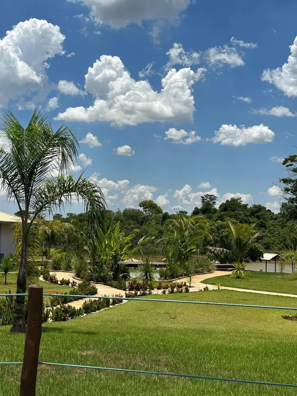 Lago com mais de um quilômetro de extensão, área de banho, pesca, píer, churrasq...