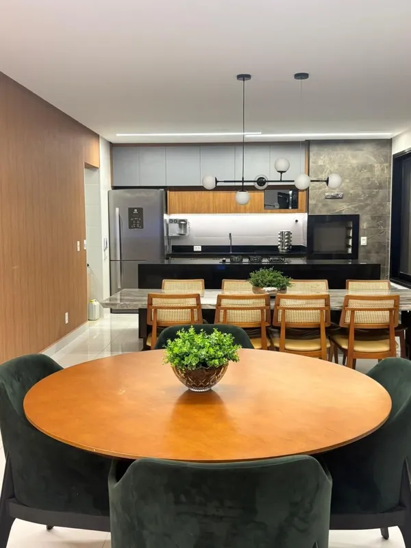 - 202 m²- Andar alto (25°)- 3 vagas de garagem- Escaninho- 4 suítes, sendo 1 Mas...