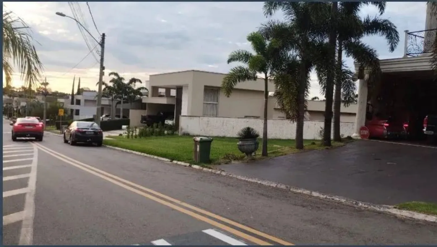 O imóvel está localizado no bairro Condomínio do Lago 1ª Etapa com 600 metros qu...