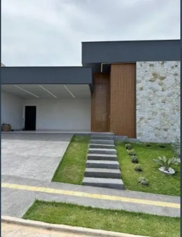 Casa pronta para morar;4 quartos, sendo 4 suítes;4 banheiros; 4 vagas de garagem...