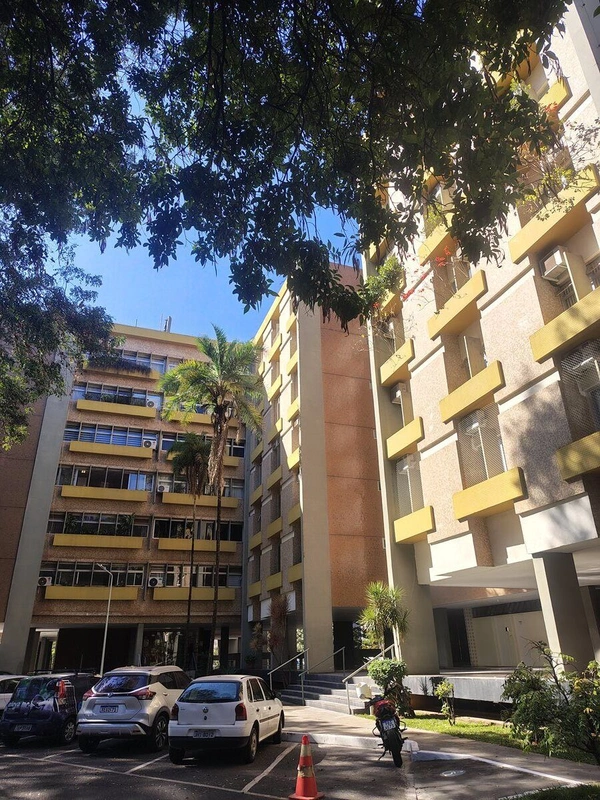 Alugamos ótimo Apto na SQS 207 Bloco "E", 1º andar, composto de:Desc: Sala ampla...