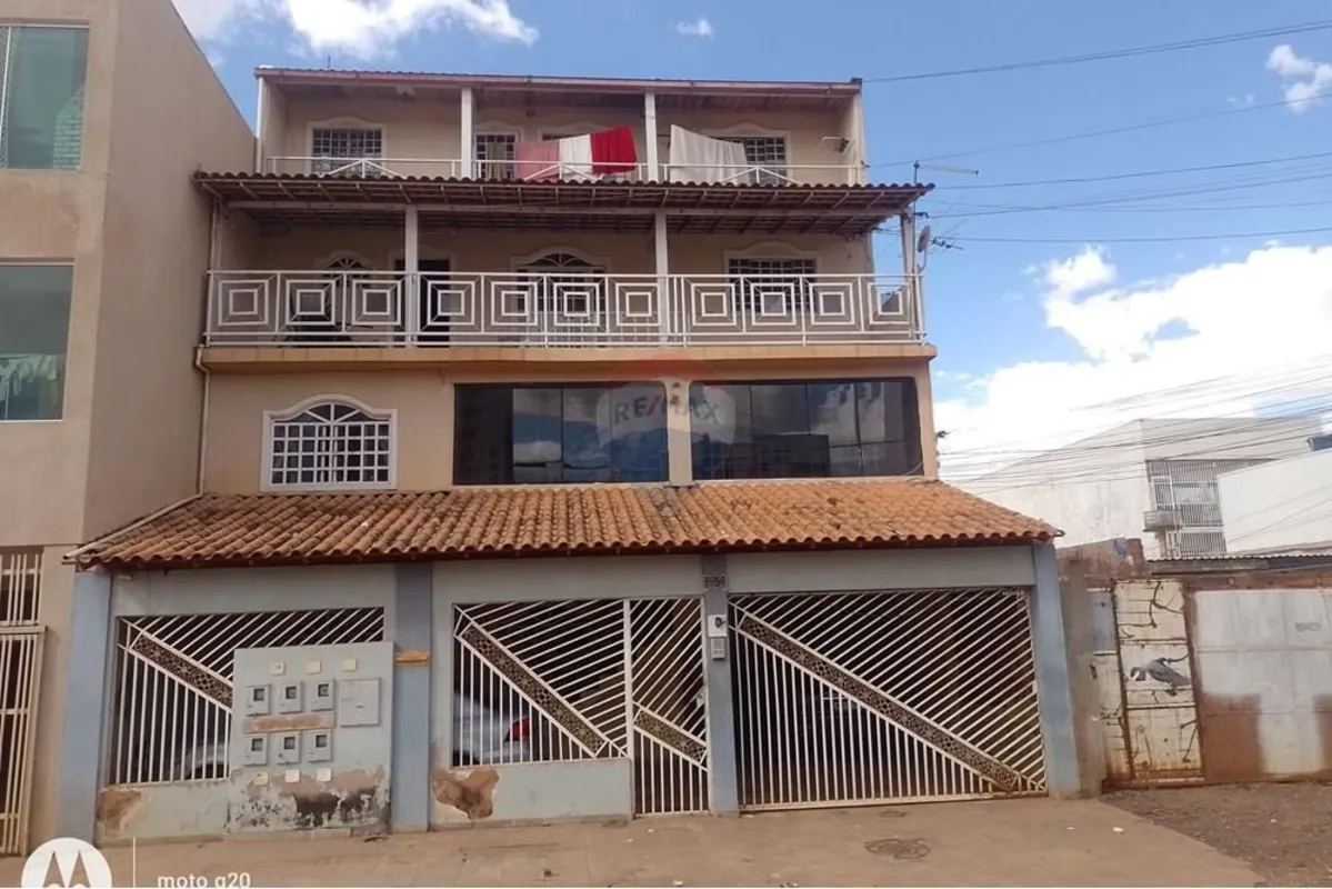 Vendo excelente sobrado construído para oferecer alto potencial de rendimento e ...