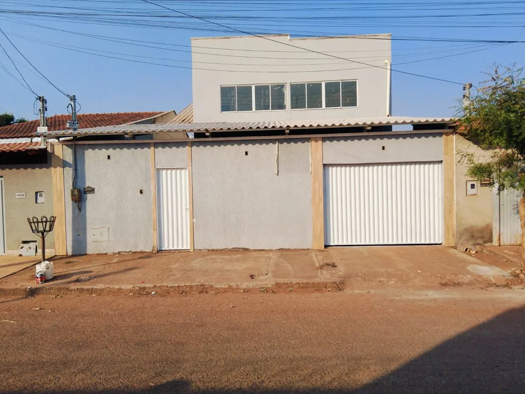 Garagem coberta pra até 4 carros. .3 banheiros. 1 sendo suyt.5 quarto 1 sendo su...