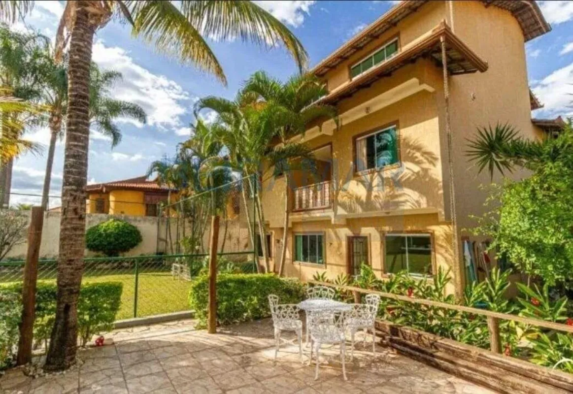 SOBRADO SMT - Taguatinga | Alto Padrão | 4 Suítes | 450 m²Sobrado moderno, com t...
