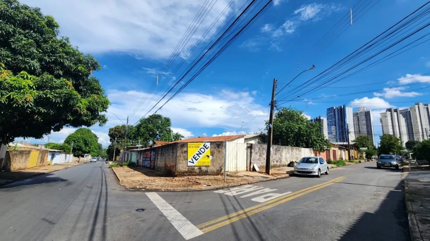 Lote de esquina com 528 m² de área total, oferecendo 46 metros de frente, sendo ...