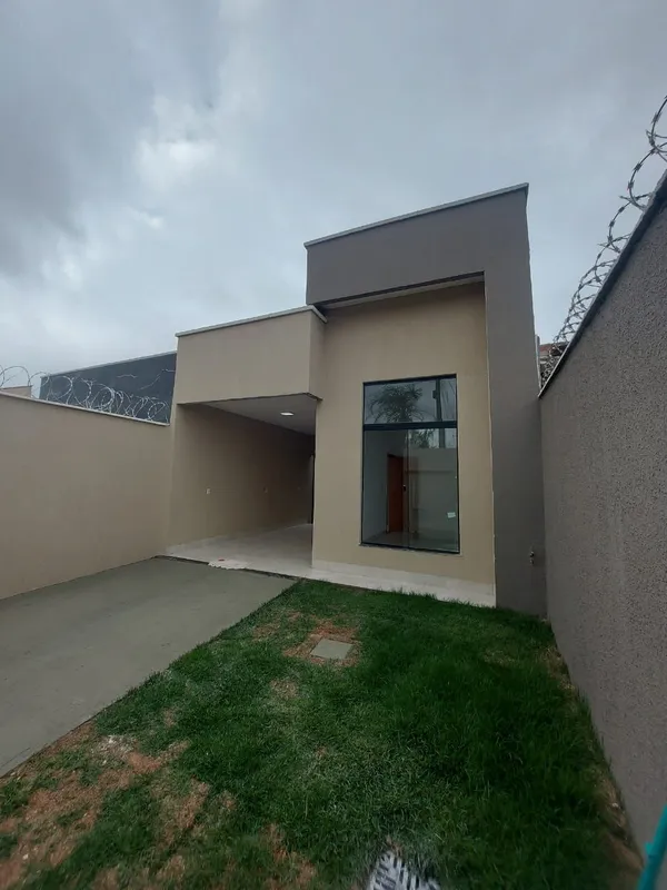 Três quartos com uma suite e banheiro social sala pé direito alto cozinha ampla ...
