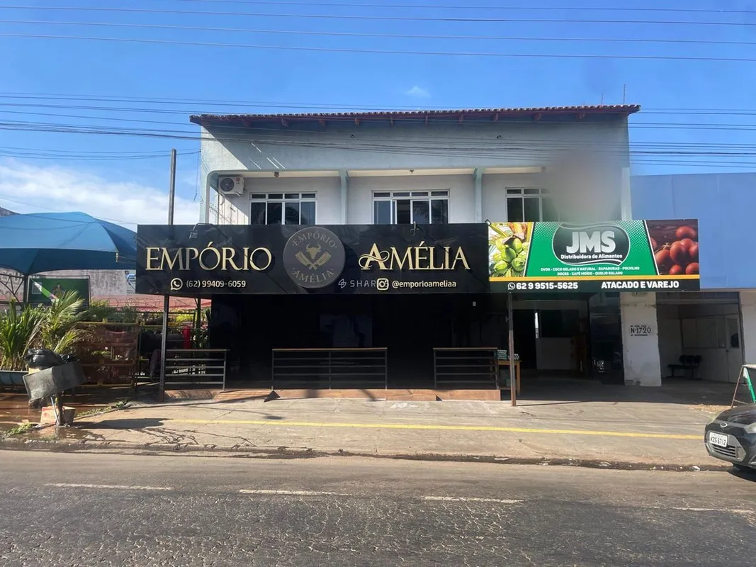 Imóvel localizado na avenida principal, com um lote de 360m² que possui duas saí...