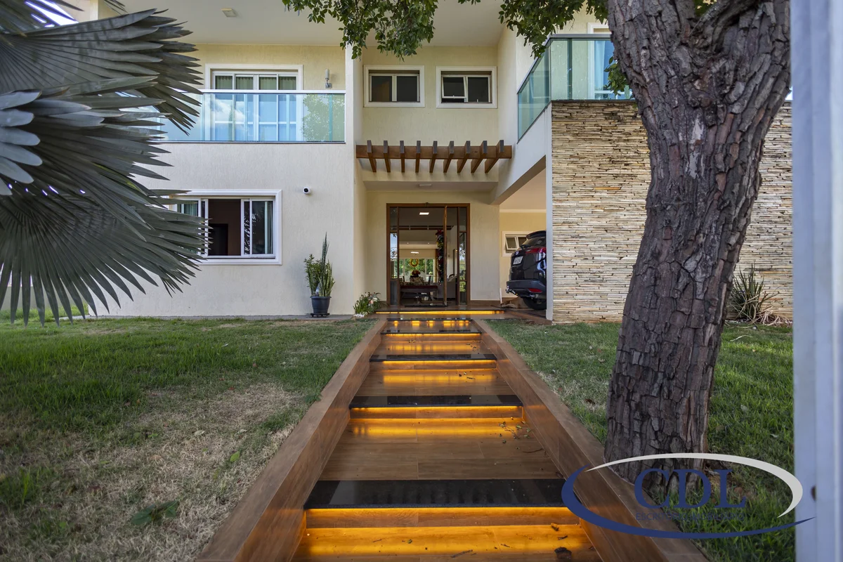Casa de alto padrão em Terreno de Esquina com Lazer CompletoExcelente casa no Ta...