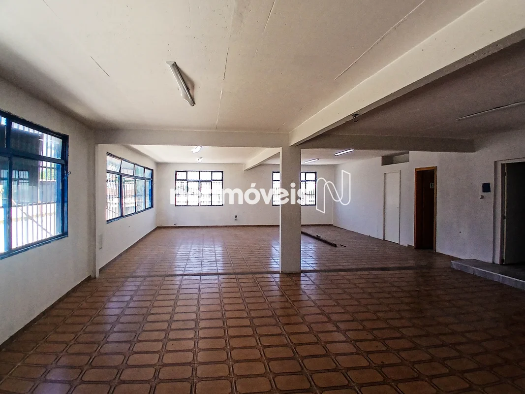 Sobreloja com entrada independente, com 02 banheiros e copa.Próximo à loja Gravi...