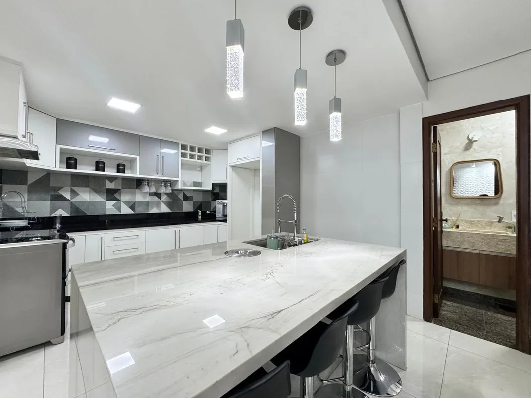 VENDO CASA 4 QUARTOS (3 SUÍTES) NA CANDANGOLÂNDIA - QR 03Localização privilegiad...