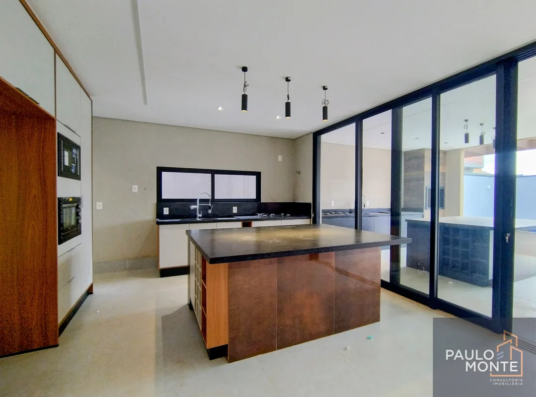 Descubra seu novo estilo de vida na charmosa casa em condomínio na Rua 6 Chacará...