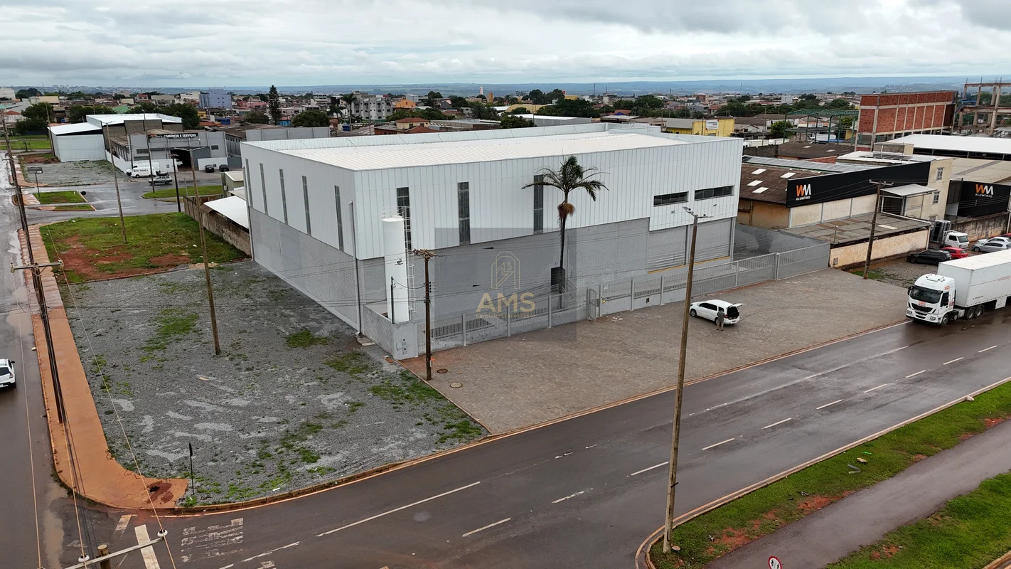 Alugo galpão Barracão no setor industrial da Ceilândia:Terreno 1680 m²Área útil ...