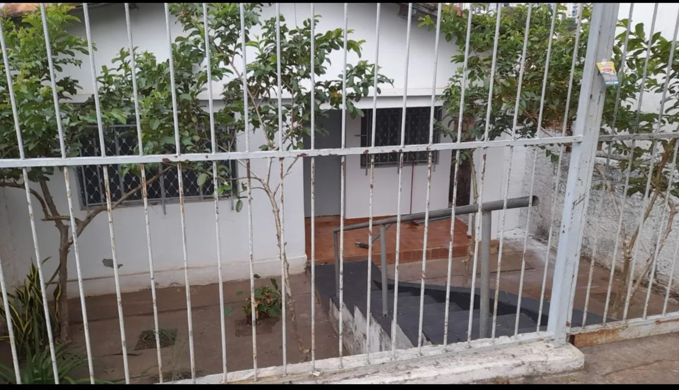 Lote no Setor dos Funcionários, com casa antiga sem valor comercial.Lote em ótim...
