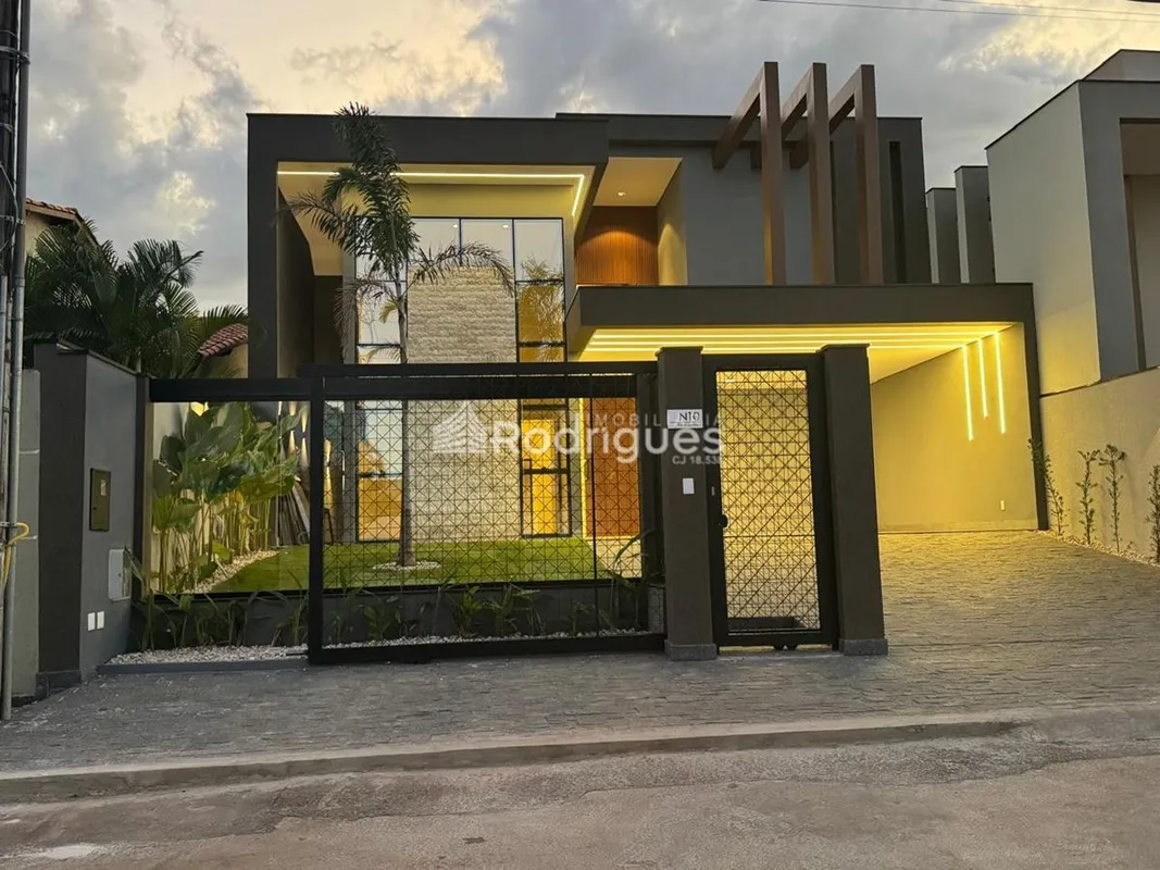 Rodrigues Imobiliária VENDE CASA Alto Padrão Rua 12, Vicente Pires construída em...