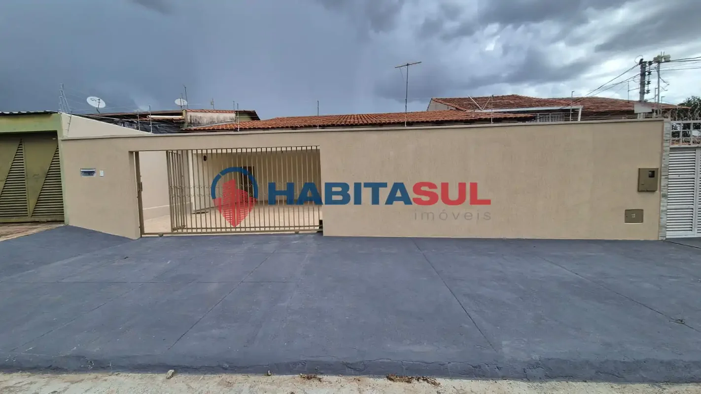 Casa bem espaçosa com 04 quartos, sendo 02 suítes;Sala ampla 03 ambientes;Cozinh...
