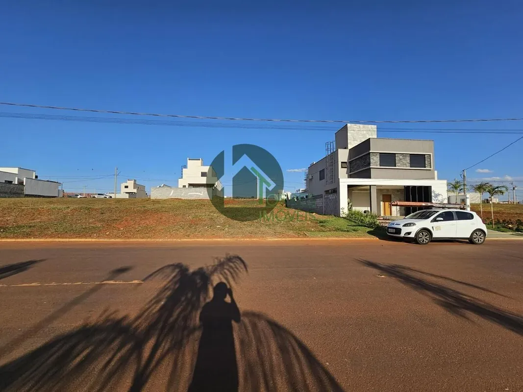 Lote na Av. Parma - avenida principal - 250m² Avenida Principal do condomínio; P...