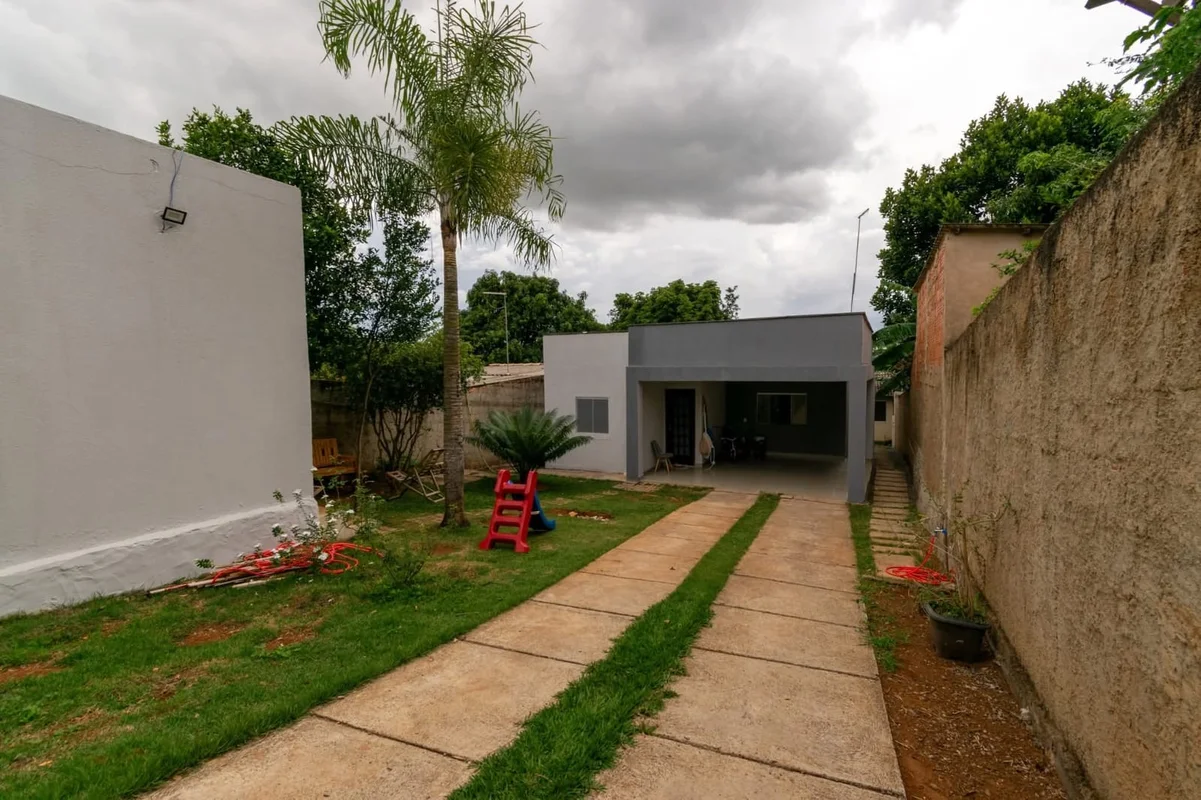 A GCASTRO IMÓVEIS VENDE !!!Ótima casa contendo 3 quartos Sendo uma suite Sala Co...