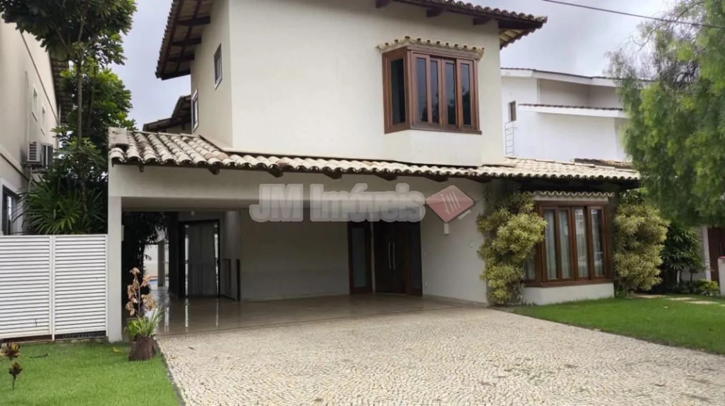 Magnifico sobrado, onde se pode sentir a diferença entre morar e viver. 3 amplas...