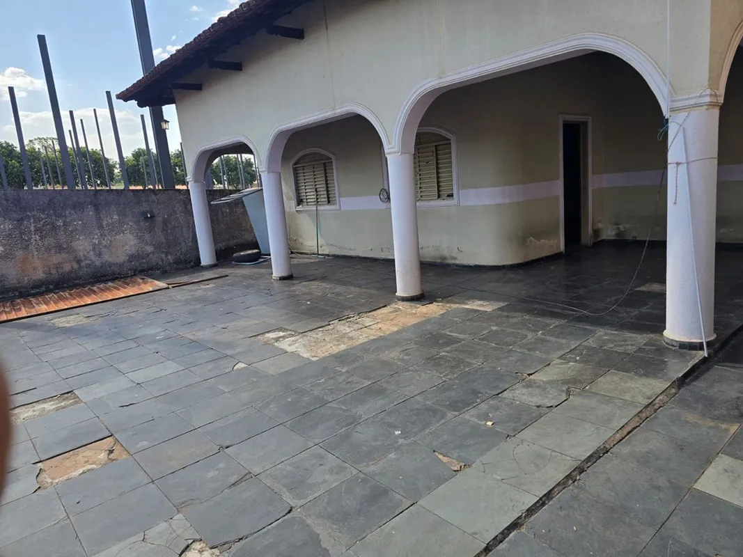 OPORTUNIDADE ÚNICA! Casa Térrea Amplíssima em Lote Diferenciado (405m²) com Aces...