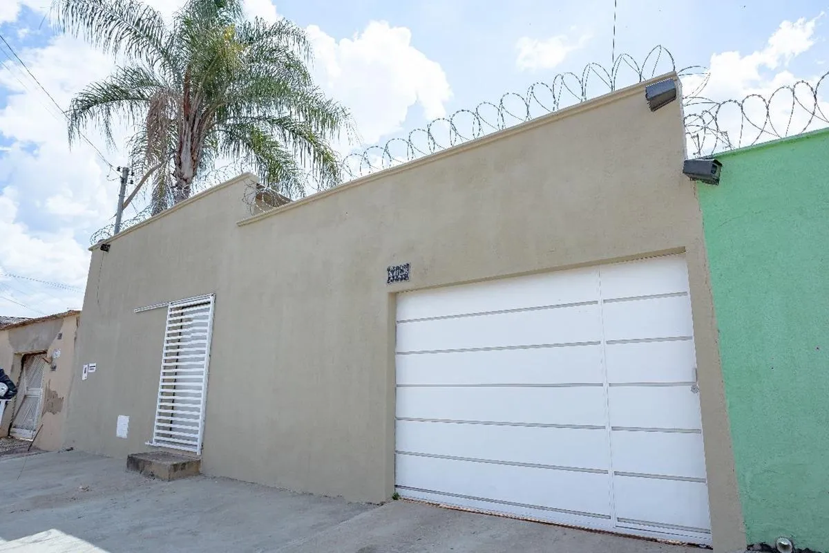 Lote: 360mt2 Area Construida 200mt2 Garagem para 3 carros1 Sala1 Copa1 Cozinha -...