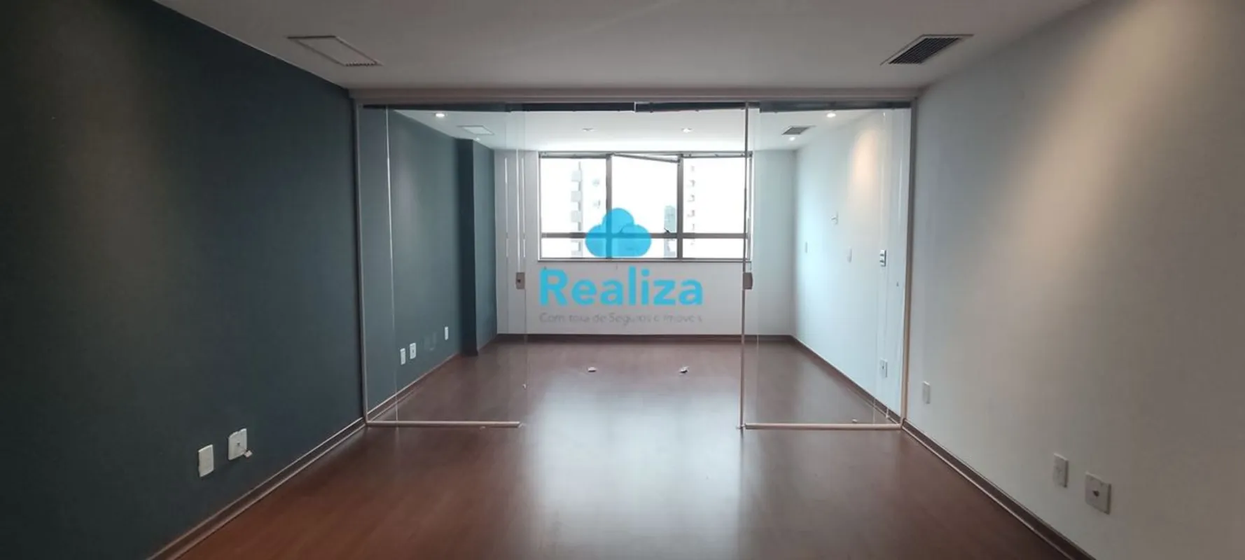 Sala disponível no 10° andar com divisórias de vidro, banheiro, ar condicionado ...