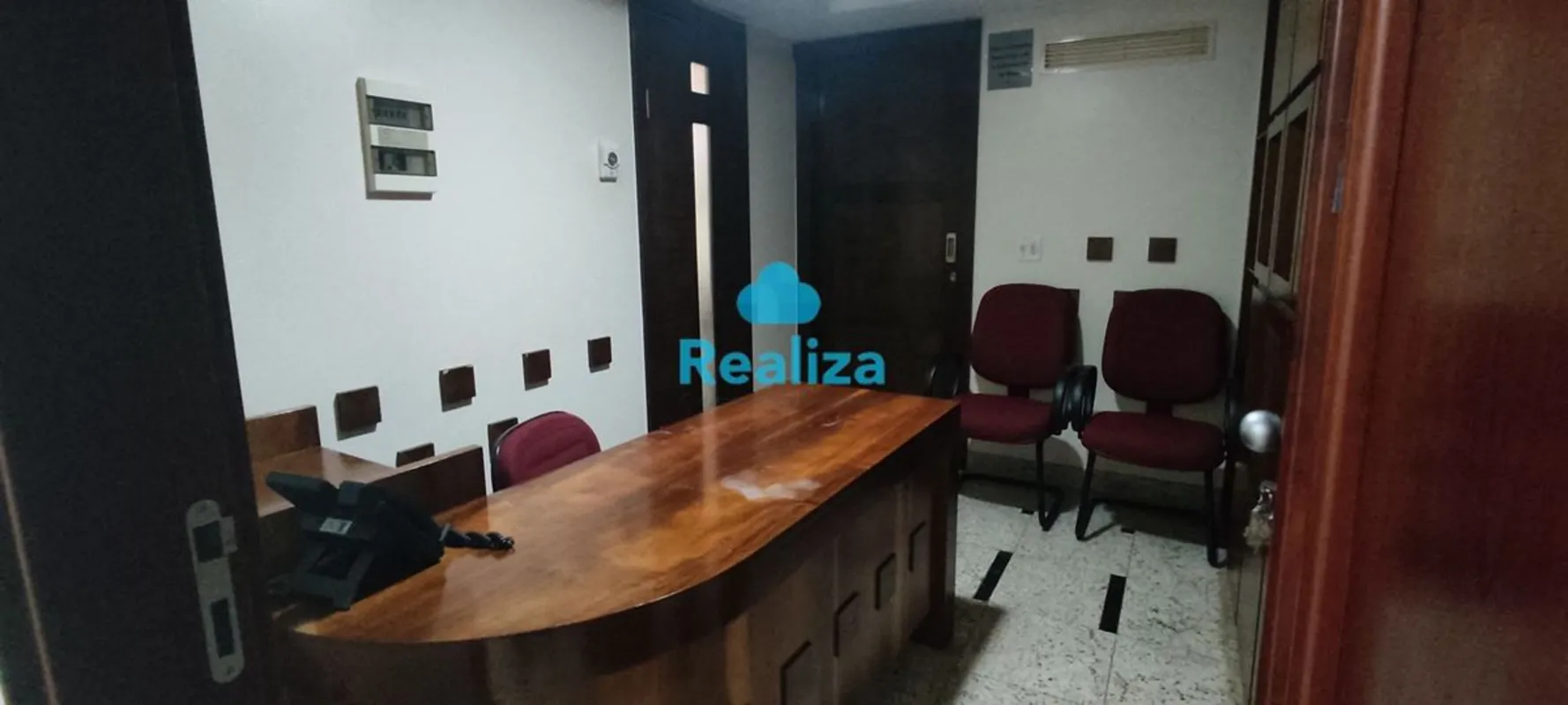 Sala reformada disponível para locação no 5° andar com divisórias, banheiro femi...