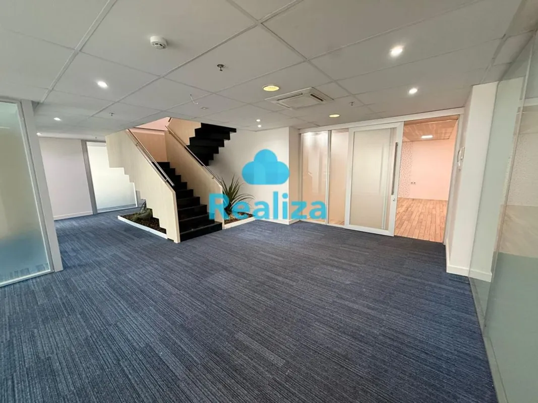 Sala reformada com mezanino disponível para locação com divisórias, banheiros fe...