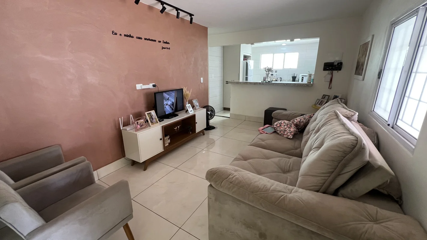 Casa toda reformada, sendo 03 quartos, 01 suite, varandas, sala, 01 suite, 02 ba...