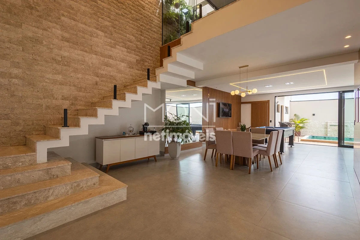 Casa de alto padrão reformada com piscina à venda na QE 56. Localização:Localiza...