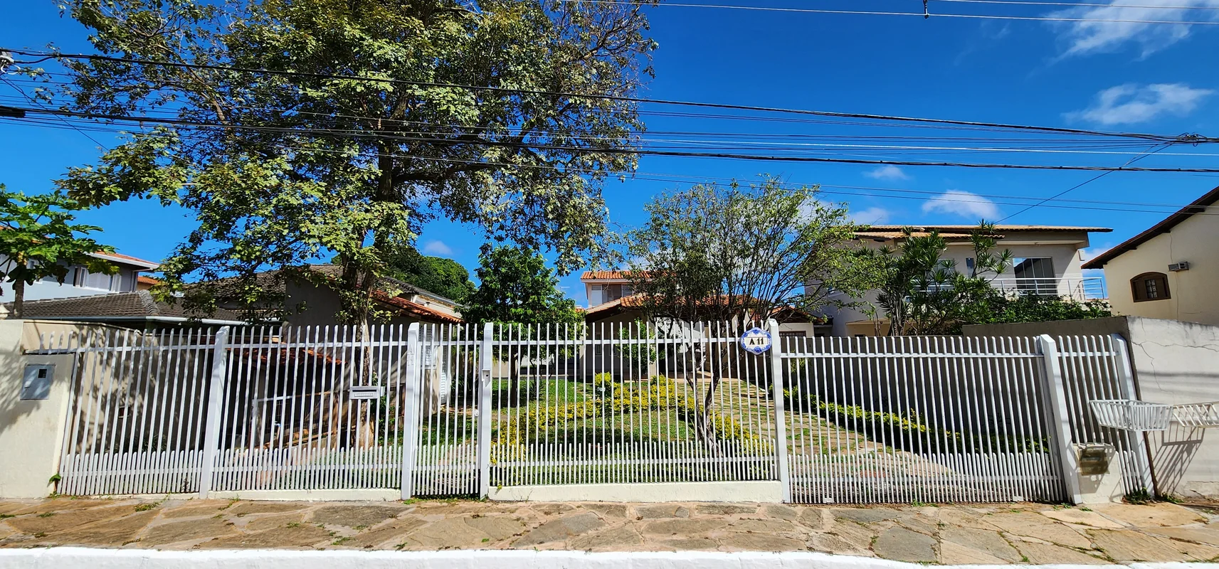 CONTATO DIRETO COM IMOBILIÁRIA : (11) 96628-0044 CRECI 32.783-J Esta casa bem di...