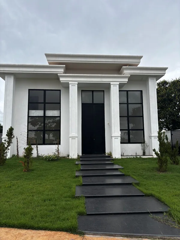 Casa de Alto Padrão – Lote 740 m² / Área Construída 490 m²Apresentamos uma resid...