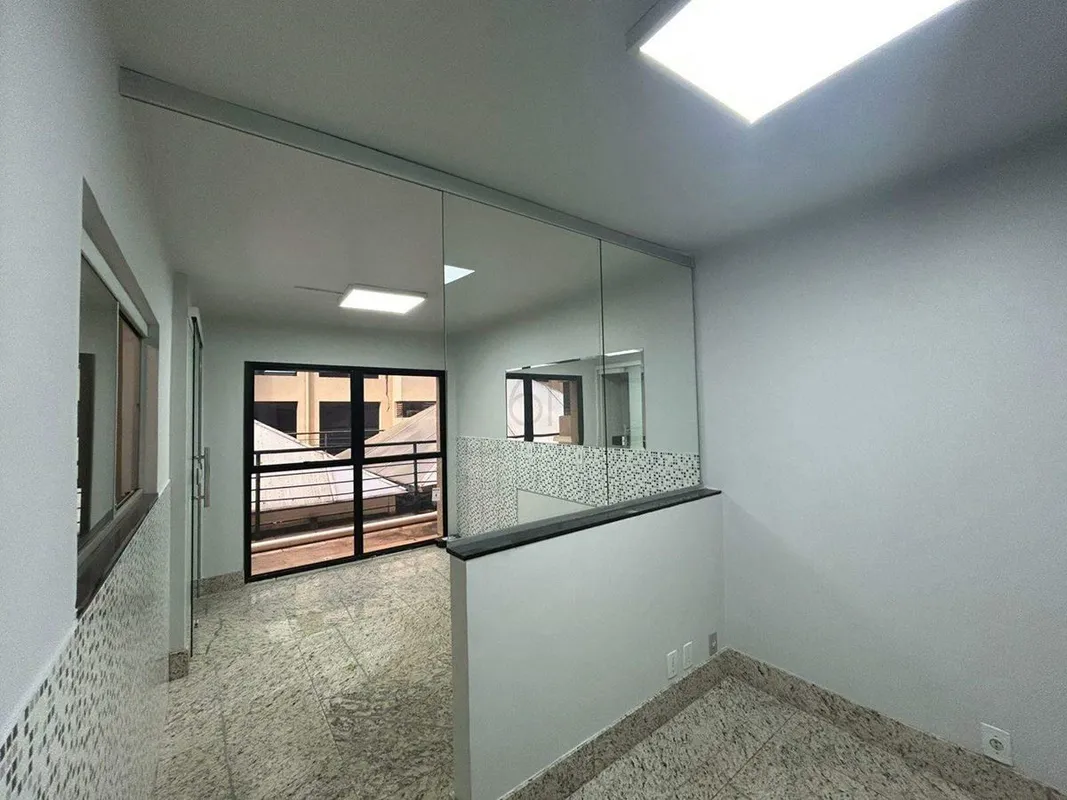 Sala comercia, distribuída de forma funcional para atender diferentes segmentos....