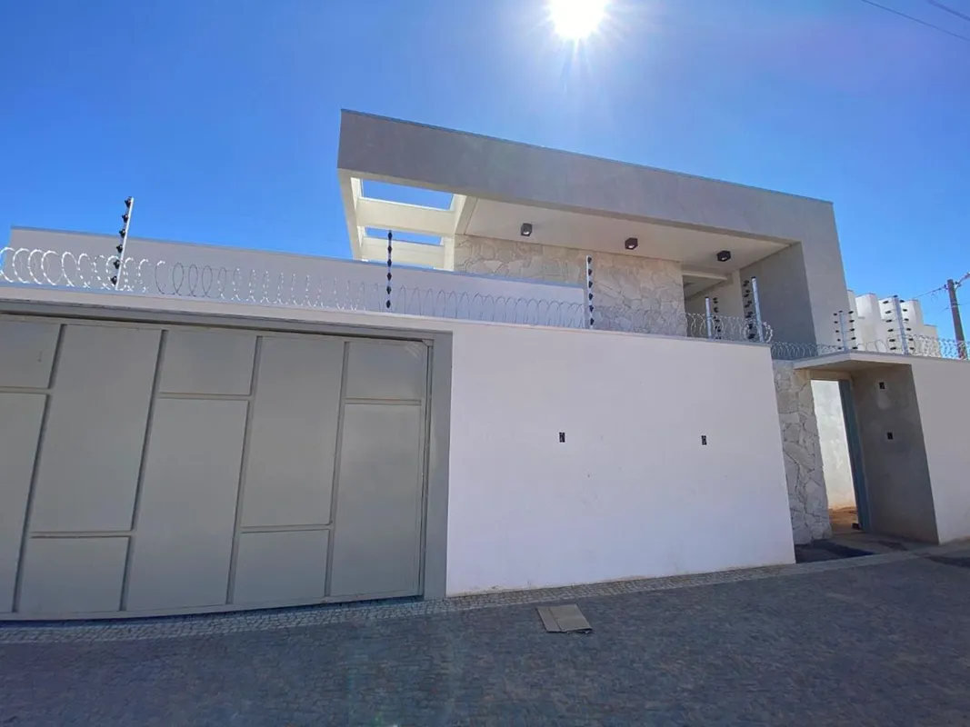 Residência de alto padrão em fase final de acabamento, situada na 604 Norte, uma...