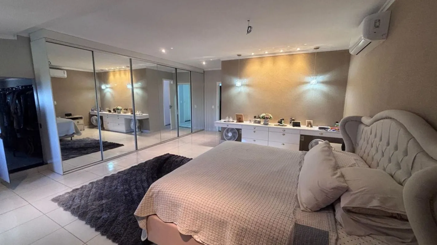 Sobrado de Alto Padrão à Venda 5 Quartos, 3 Suítes com Closet, Piscina e Área Go...