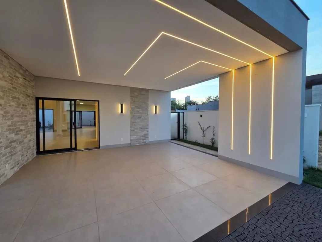 Residência imponente construída em um terreno de 393,90 m², projetada para ofere...