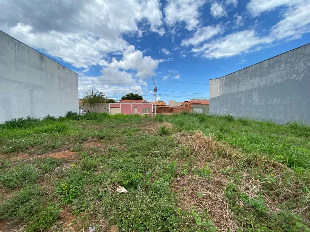 Terreno comercial em excelente localização, com 300 m² de área total, medindo 12...