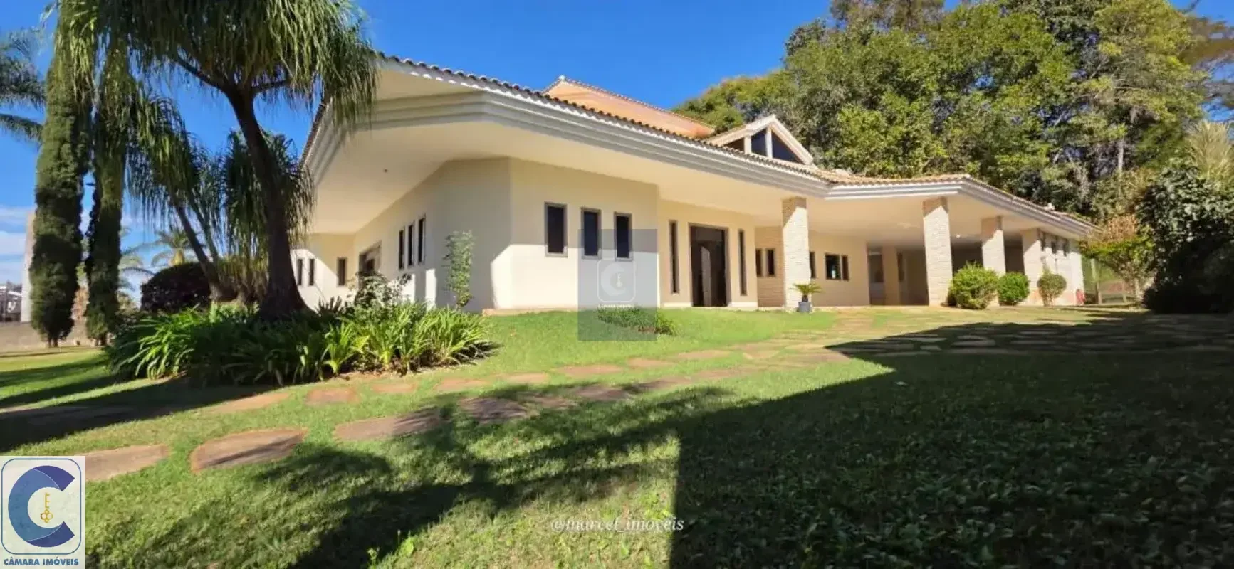 Descubra um refúgio de conforto e elegância na charmosa Rua 12, em Vicente Pires...