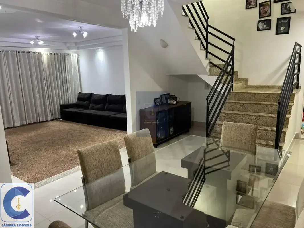 Apresentamos uma casa reformada de alto padrão localizada na QE 26 Conjunto F, n...