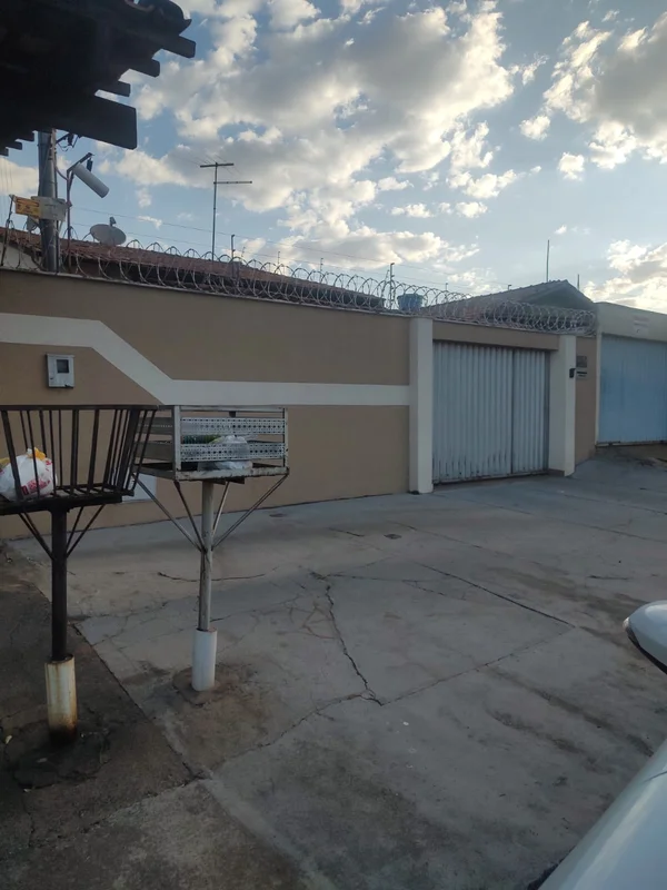 DescriçãoCasa localizada em uma rua paralela à Av. Rio Verde, atrás da Concessio...
