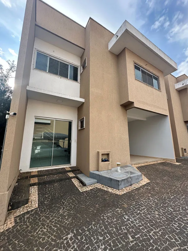 Sobrado no Condomínio Village Jaó145m24 quartos, sendo 1 suíte2 vagas de garagem...