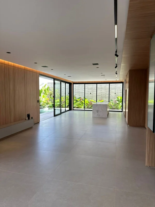 ?? 4 suítes amplas (master com 65,78 m², closet, sacada e sala de banho)?? Livin...