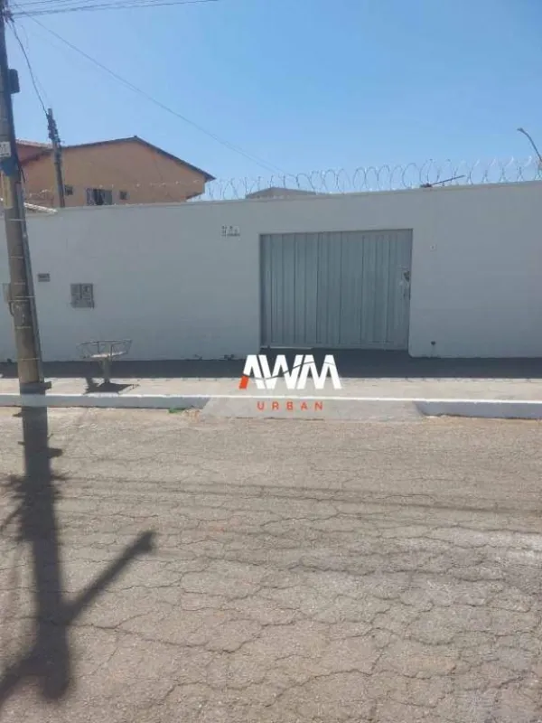 São 2 casa no no mesmo terreno, localizada localização privilegiada próximo a 44...