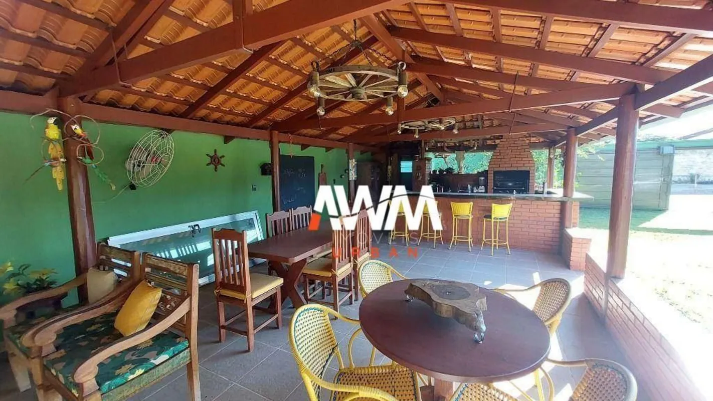 Sobrado Setor Jaó Terreno: 434m² Área construída: 200m² 3 quartos, sendo 2 quart...