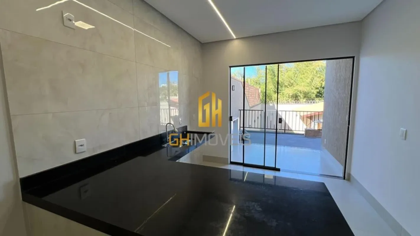 A casa possui ? 3 quartos sendo 1 suíte Master ? 3 banheiros com nichos ? Sala ?...