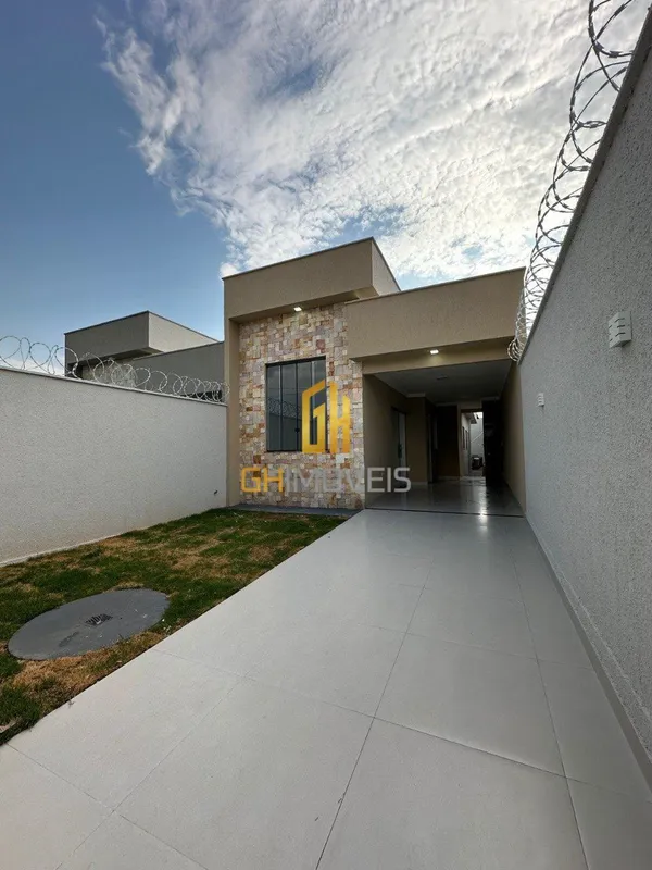 A casa possui - Sala pé direito alto - Garagem na laje- Cozinha com ampla bancad...
